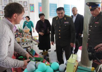 Камчыбек Ташиев Кара-Балтадагы балдар чыгармачылык үйүндө болду (сүрөт)