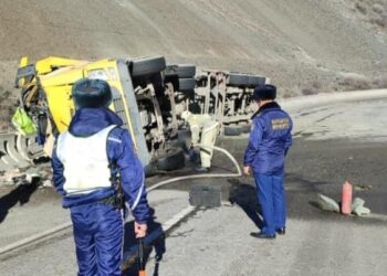 Бишкек-Ош жолунда оодарылган унаадан 20 тонна мунайзат төгүлүп, Кара-Балта суусуна куйган