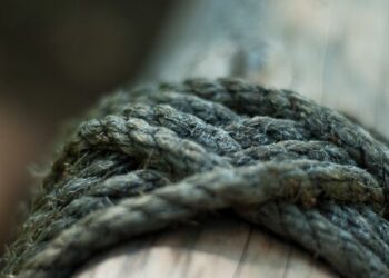 Ысык-Көлдө 20 жаштагы жигит асынган абалда табылды. Ата-энеси эмне дейт?