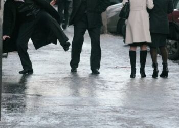 Бишкек мэриясынын эскертүүсү: Кар күрөлүп, муз тазаланбаса, айып пул салынат