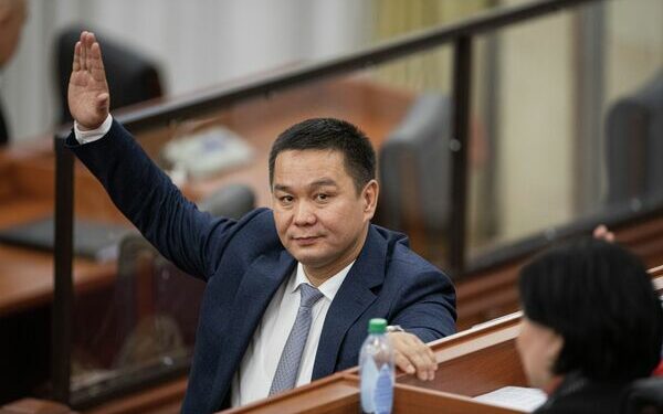 Депутат Алтынбеков ломбарддар тууралуу: «Сүткорлук менен алектенген бул тармакты жаап коюу туура болмок»