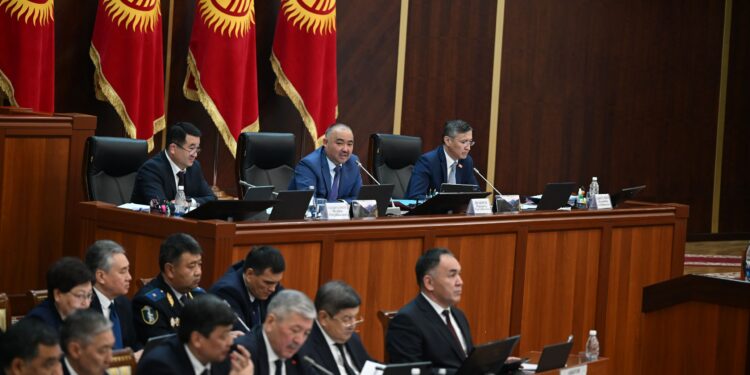 Депутаттар республикалык бюджет жөнүндө мыйзам долбоорун талкуулашууда