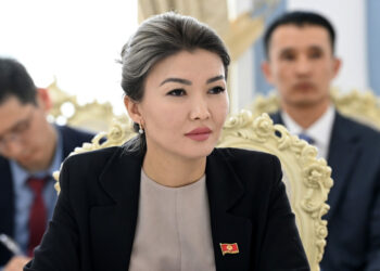 «Катуу нанды жеп, арыктан суу ичип эле чоңойгонбуз». Депутат бала бакчадагы тамакты сындап, жоюп салууну сунуштады