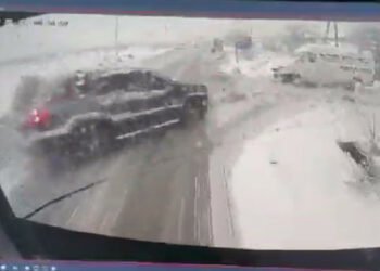 Бишкекте биринчи кар жааган күнү 3 автобус жол кырсыгына кабылды