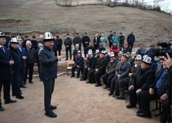 Нурланбек Шакиев Кара-Кулжадагы айыл-район башчыларын кабинеттен чыгып, жигердүү иштөөгө чакырды