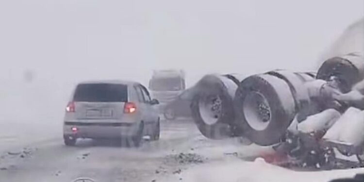 Чыйырчык ашуусунда чоң жүк ташуучу оодарылып кеткен