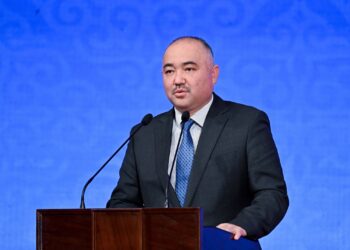 Нурланбек Шакиев баштаган депутаттар Элдик курултайга катышууда