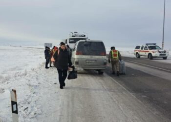 Кордайдагы кардан улам жолдон чыгып кеткен 4 унааны кыргыз куткаруучулары алып чыгышты