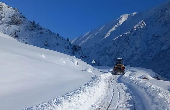 Алайкуга барган жолдо кар көчкү түшүп, жол жабылды