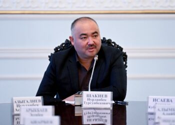 Нурланбек Шакиев парламенттин аппарат кызматкерлери менен жолукту (сүрөт)