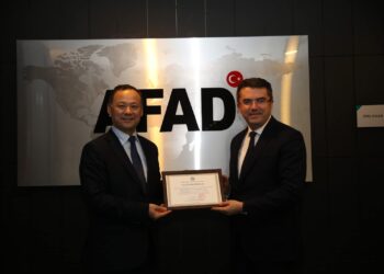 Түркиядагы жер титирөө. Руслан Казакбаев элчилик чогулткан акчаны берди