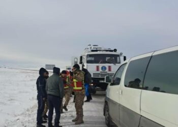 Кордайдагы кардан улам жолдон чыгып кеткен 4 унааны кыргыз куткаруучулары алып чыгышты