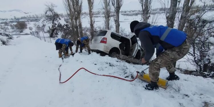«Унаада 3 аял, 2 бала болгон». Алайку жолунда унаа жолдон чыгып даракка урунган