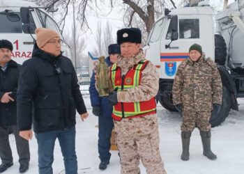 Кыргыз куткаруучулары Кордайда карда калгандарга жардам бергени үчүн сыйланышты (сүрөт)