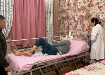 «Дуба кылып коюңуздар». Депутат Эмил Жамгырчиев атасы ооруп жатканын жазды