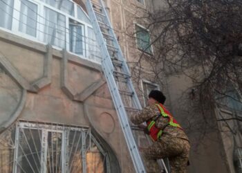 Кызыл-Кыяда эки кичинекей бир туугандар батирде бекилип калышкан