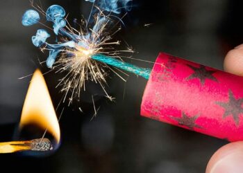 Жаңы жылда салют атасызбы? Колдонуу эрежесин билип алыңыз