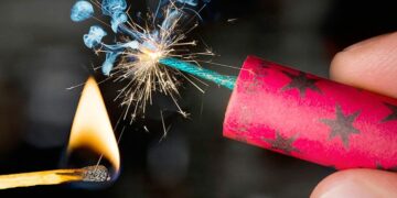 Жаңы жылда салют атасызбы? Колдонуу эрежесин билип алыңыз