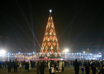 «Бийиктиги 28 метр». Ош шаарындагы балатынын чырагы жандырылды (видео)