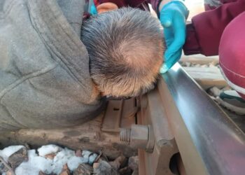 «Поезд 2 мүнөттөн кийин өткөн». Темир жолго жатып калган кишини сактап калган дарыгерлердин окуясы