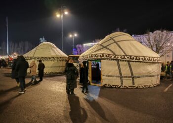 Бишкектеги «Ала-Тоо» аянтында боз үйлөр тигилди. Эмнелерди сатып алууга болот?