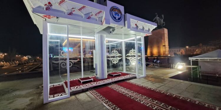 «Ала-Тоо» аянтында ардактуу кароолду реконструкциялоо иштери аяктады (сүрөт)