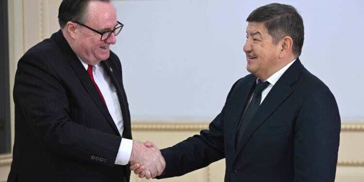 Акылбек Жапаров менен АКШнын Кыргызстандагы элчиси эки тараптуу кызматташуунун актуалдуу маселелерин талкуулашты