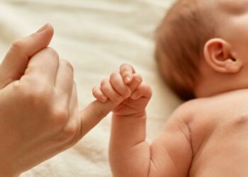 Жашыруун төрөп, баланы төрөт үйүндө калтырууга уруксат берилет. Мыйзам долбоор коомдук талкууга коюлду