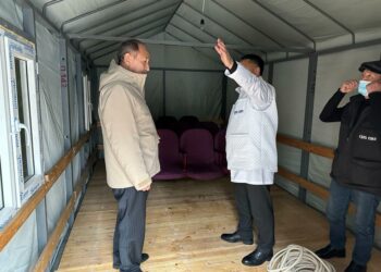 Бишкектеги 2 балдар ооруканасында кезек күткөндөр үчүн чатырлар тигилди