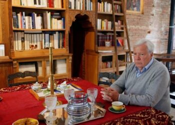 Дүйнөдөгү эң бай кишилердин бири байлыгын багбанына калтырганы жатат. Ал үчүн 51 жашка келген адамды асырап алууга туура келет