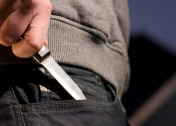 Жалал-Абадда милиция кызматкери бычактан жаракат алган. Шектүүлөр аныкталды