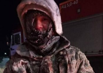 Сиз мындай эрдикти көрдүңүз беле? Катуу суукта өрт өчүргөндөн кийин костюмдун муз болуп тоңуп калган видеосу