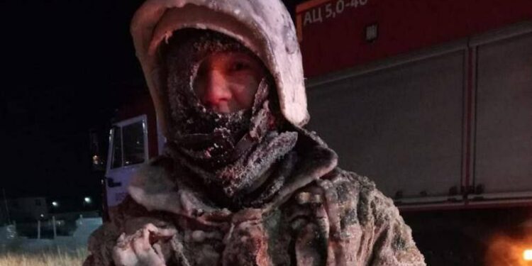 Сиз мындай эрдикти көрдүңүз беле? Катуу суукта өрт өчүргөндөн кийин костюмдун муз болуп тоңуп калган видеосу