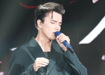 Димаш Кудайберген кытайлыктардын оозун ачырганы эсиңиздеби? Ырчы 7 жылдан кийин Гонконгдо концерт берди (видео)