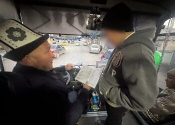 Жүрөк жылыйт! Баткенде айдоочу «5» алган окуучуларды бекер ташыйт (сүрөт)