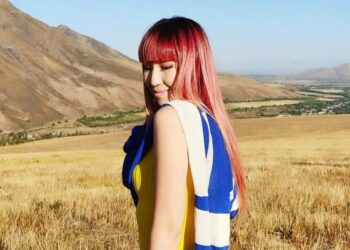 Миңдеген бийчилерди чыгарган Айнура Кыдыралиева сыйланды