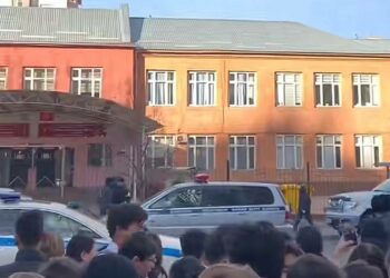 Бишкектеги № 24 мектепте окуучулар менен мугалимдер эвакуацияланып жатат