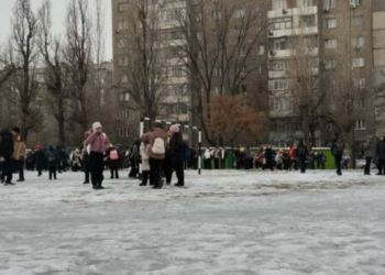 Бишкектеги № 67 мектеп-гимназиясынын окуучулары дагы эвакуацияланып жатышат