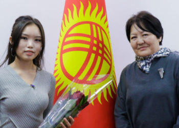 Кыргыз кызы биринчи жолу дүйнөнүн эң мыкты университеттеринин бири Стенфордго тапшырды