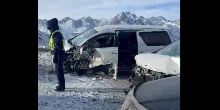 Төө-Ашууда жол кырсыктан улам тыгын жаралган. Учурда жол ачык (видео)