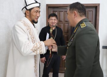 Ак калпак, чапан кийгизип. Ташиев UFC мушкери Мыктыбек Оролбай уулу менен жолукту