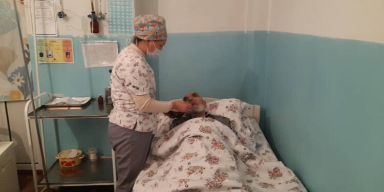 Сузакта оорукананын коридорунда жаткан Улуу Ата Мекендик согуштун ардагери боюнча түшүндүрмө беришти