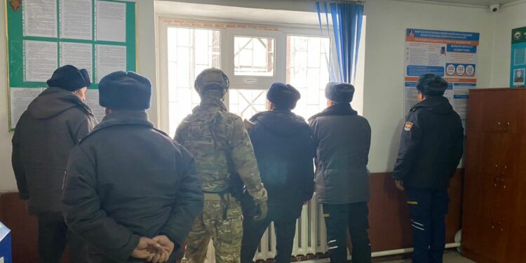 Түптүн милиция кызматкерлери кармалды. Алар кыздар менен сүйлөшүп, зордуктоо боюнча жасалма арыз катташкан