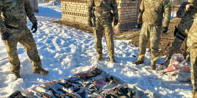 Чүйдөгү мүрзөлөрдүн биринен курал-жарактар табылды (сүрөт)