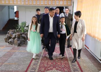 Камчыбек Ташиев угуусу начар балдар үчүн жатак-мектебине барды (сүрөт)