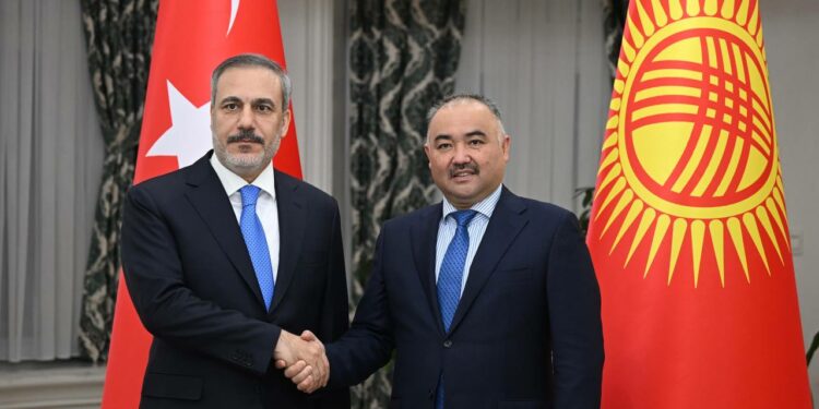 Төрага Нурланбек Шакиев Түркиянын тышкы иштер министрин кабыл алды
