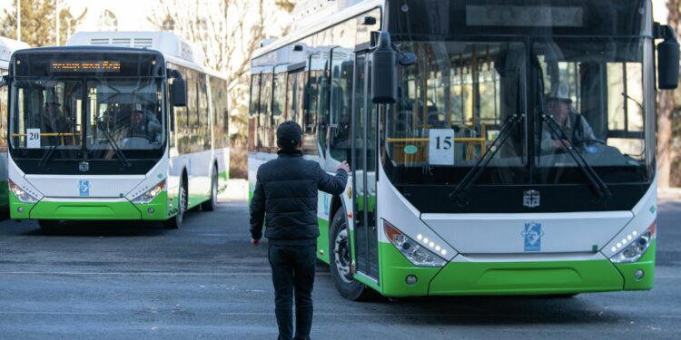 Бишкекте Чоң-Арыктан тартып каттаган жаңы автобус жүрөт