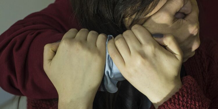 «Көчөдө урушуп, муунткан». Баткенде каза болгон 22 жаштагы келиндин өлүмү боюнча жаңы жагдай