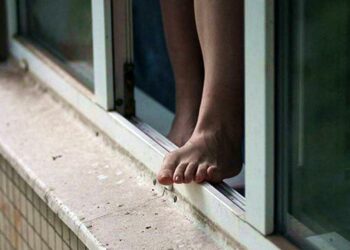 Таласта 3-кабаттан секирген аялды жууркан менен тосуп алышты