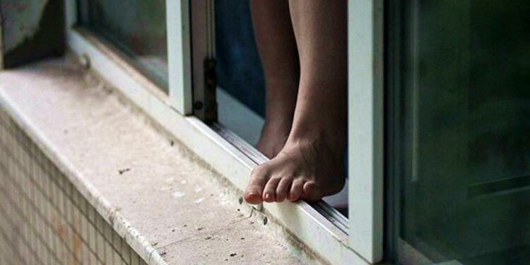 Таласта 3-кабаттан секирген аялды жууркан менен тосуп алышты